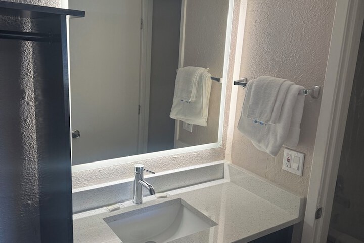 Room 8 of 9