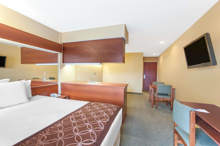 Microtel Inn & Suites by Wyndham Rogers