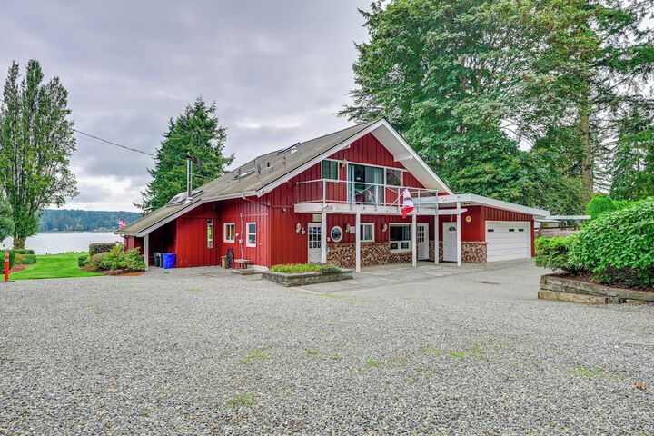 Waterfront Kingston Getaway: Beach Access On-site!