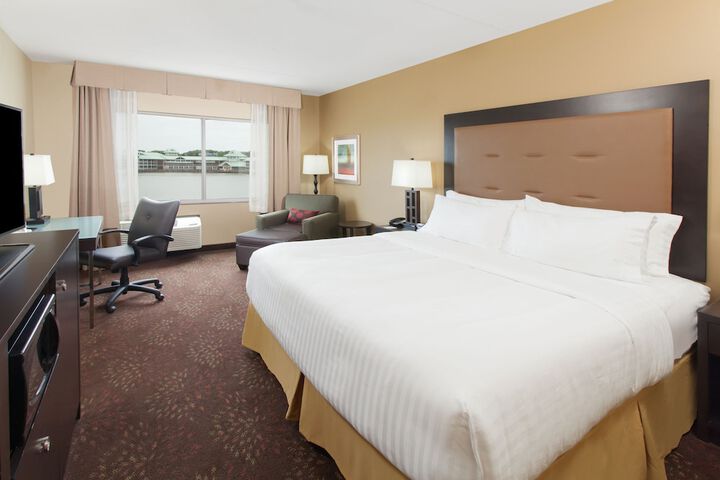 Holiday Inn Express & Suites Sandusky by IHG