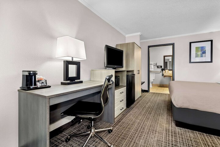 Room 33 of 42