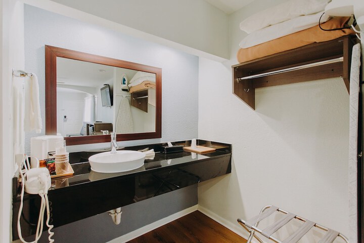 Scottish Inns and Suites - Near Kemah Boardwalk