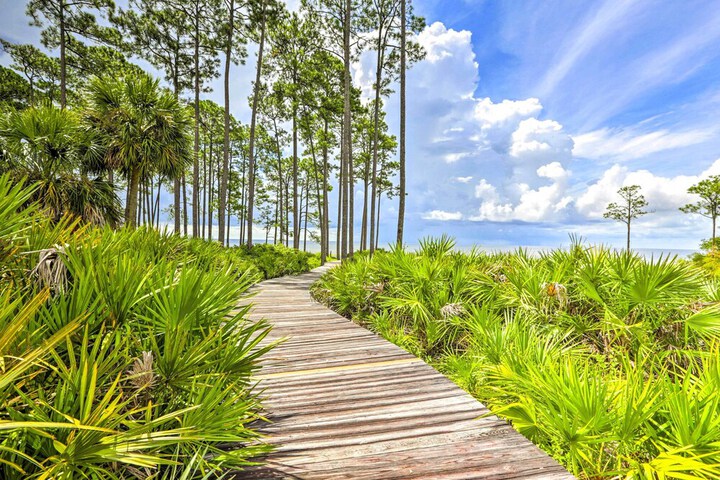 Near State Parks: Carrabelle Home w / Beach Access!