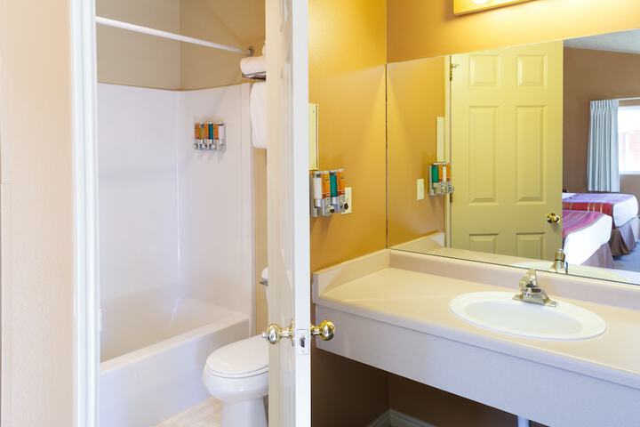 Headwaters Lodge & Cabins at Flagg Ranch