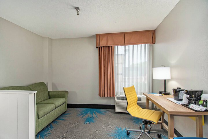Days Inn & Suites by Wyndham Mt. Pleasant