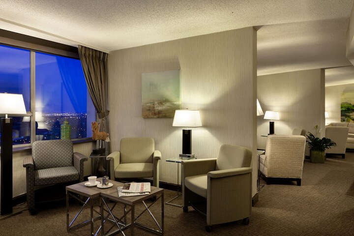 Lounge 52 of 60