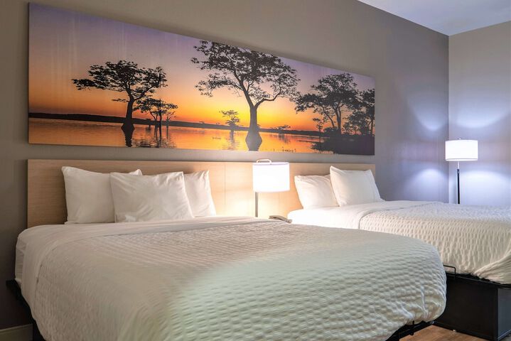 Days Inn & Suites by Wyndham Savannah North I-95