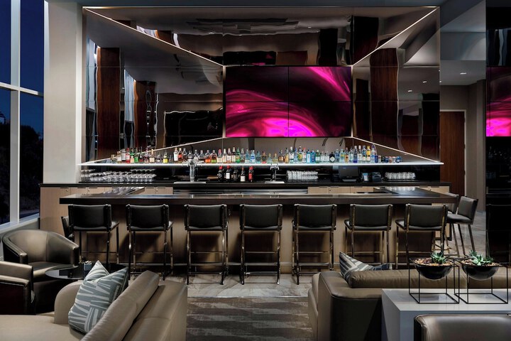 Lounge 56 of 69