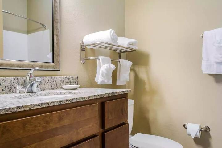 MainStay Suites Hackberry Sportsmans Lodge