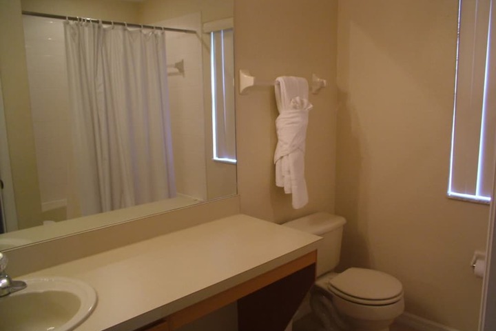 Room 7 of 18