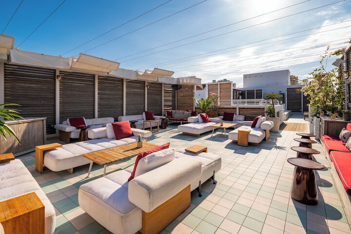 Lounge 106 of 116