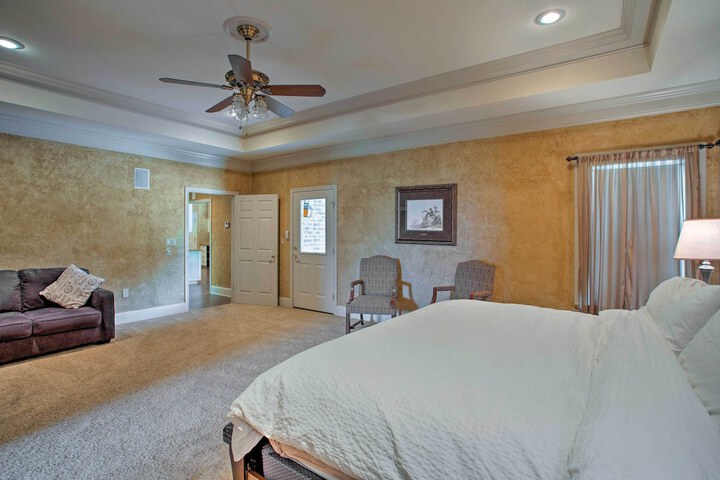 Spacious Stallion Lake Ranch Home w / Patio