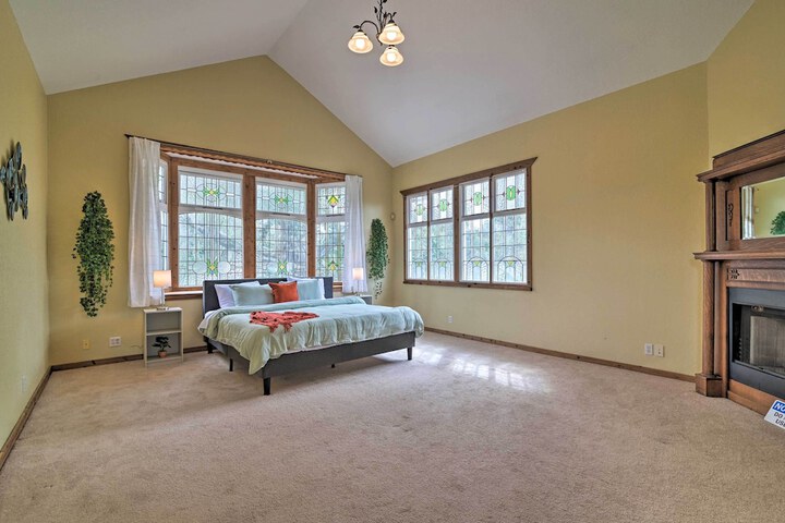 Grand Valrico Home w / Deck Fire Pit & Yard!