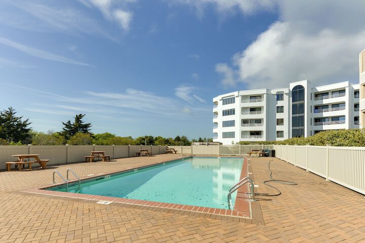 Brigantine Condo w / Beach Access & Pool Views