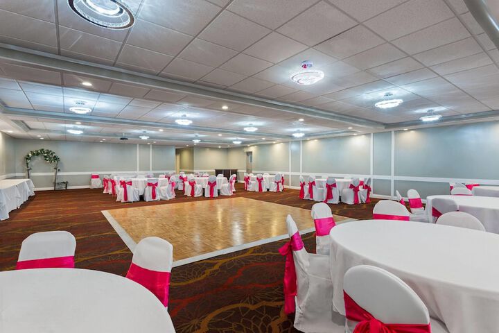 Days Inn and Suites by Wyndham Hammond IN