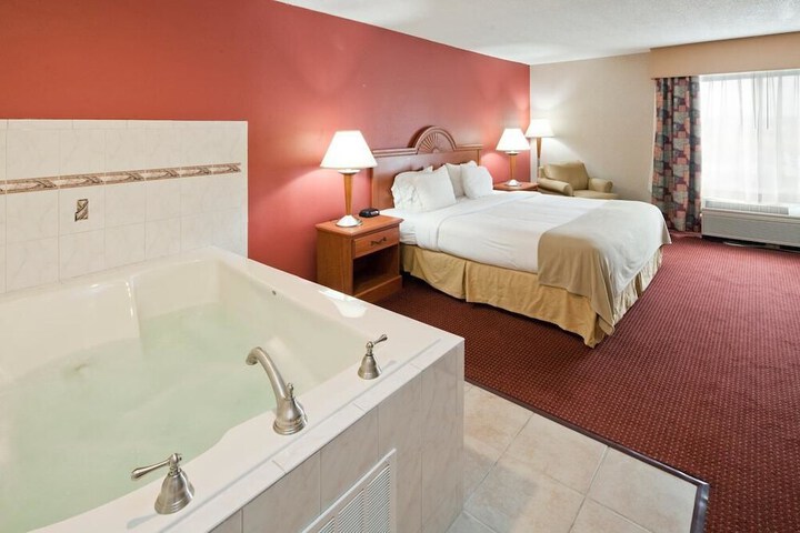 Quality Inn & Suites Lawrenceburg