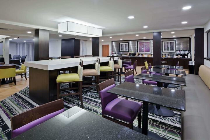 La Quinta Inn & Suites by Wyndham Detroit Metro Airport