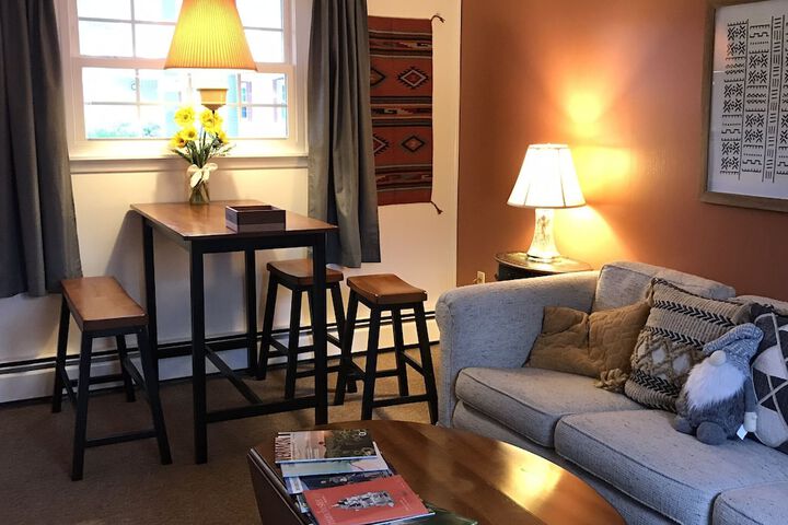 Lounge 52 of 69