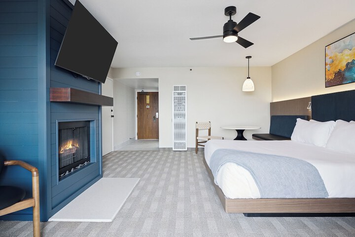 456 Embarcadero Inn & Suites