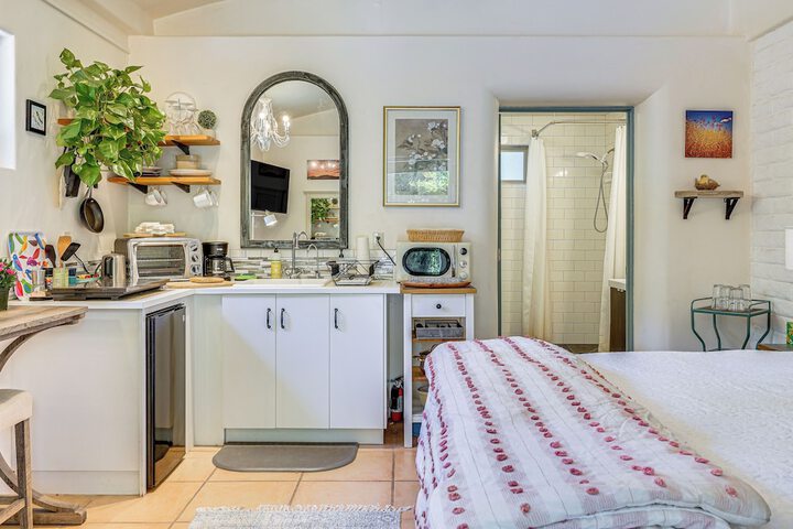 Casa Paloma Studio: Artsy & Airy w / Hot Tub Access