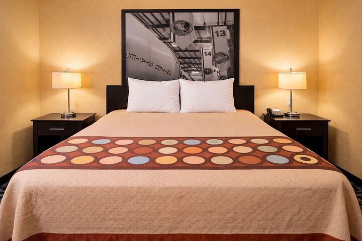 Super 8 by Wyndham Pasadena