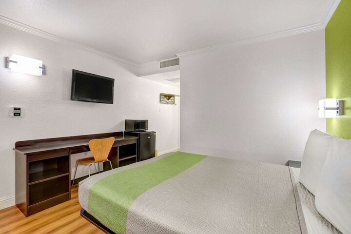 Room 13 of 27