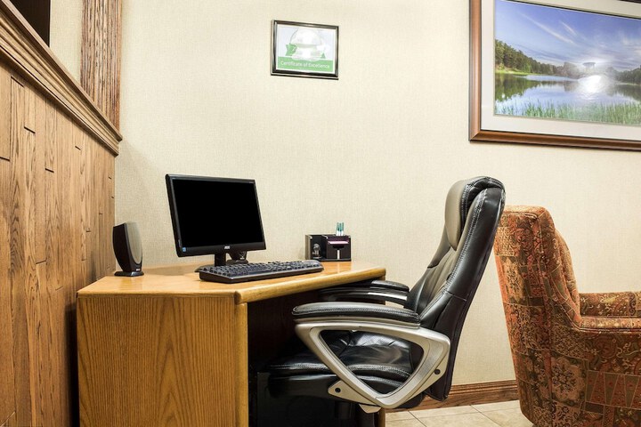 Business Center 32 of 33