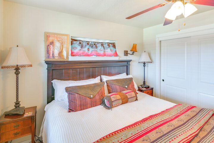 Walk to Main St! Ennis Townhome w / Balcony