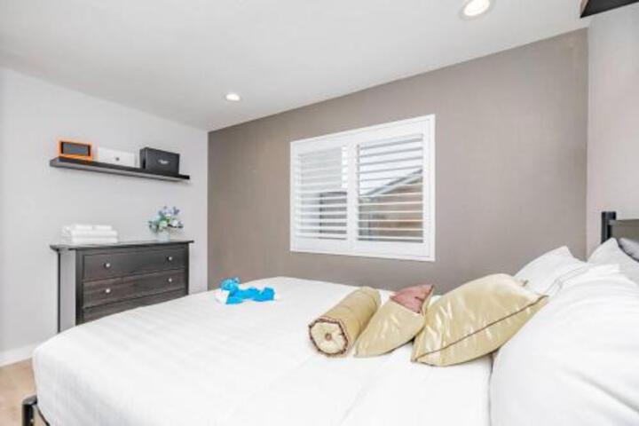 Luxurious 5B4B Home with Pool and View