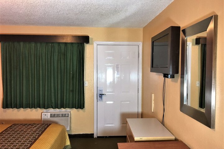 Room 10 of 32