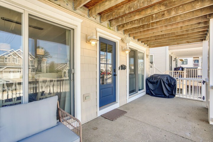 Avalon Vacation Rental w / Porch & Grill!