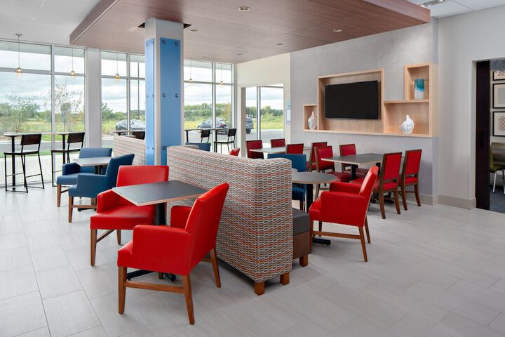 Holiday Inn Express & Suites Elkhorn - Lake Geneva Area by IHG