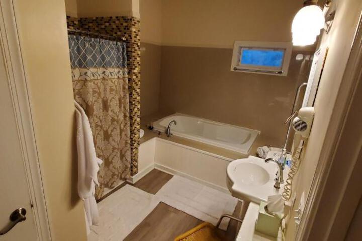 Acorn Hill Lodge and Spa