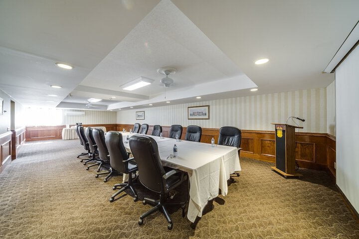 Monte Carlo Inn Oakville Suites