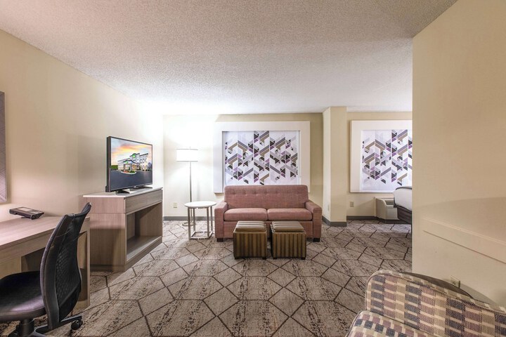 Wingate by Wyndham Charlotte Speedway / Concord