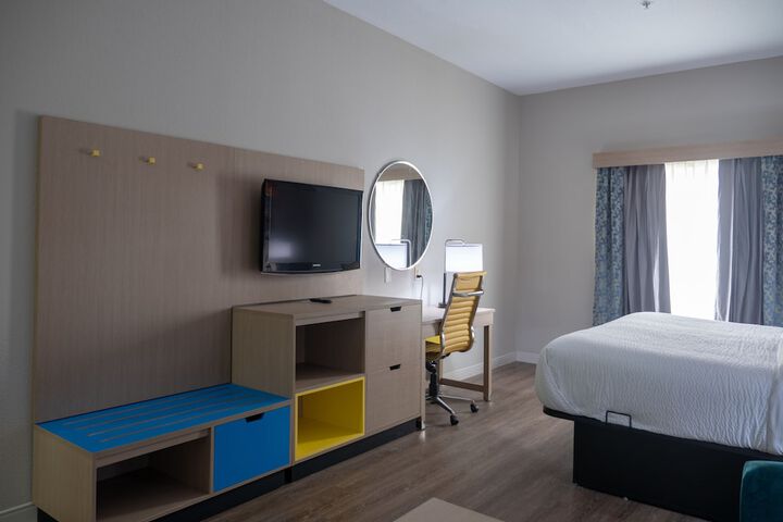 Days Inn & Suites by Wyndham Savannah North I-95