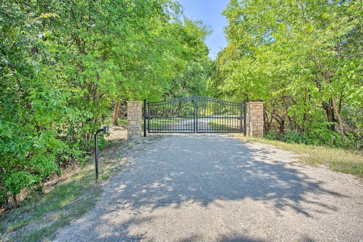 Bright Davis Escape w / Screened-in Porch!