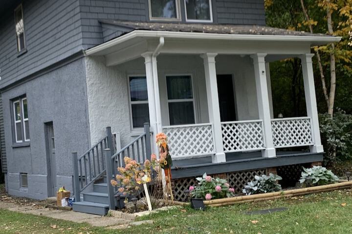 3 Bedroom House in Pontiac near Auburn Hill Palace DTE Energy