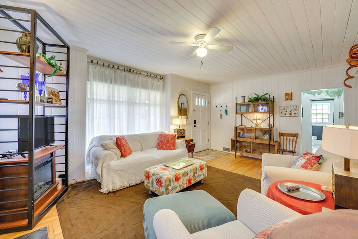 Unwind Fireside & Walk to Dtwn! Tyron Retreat