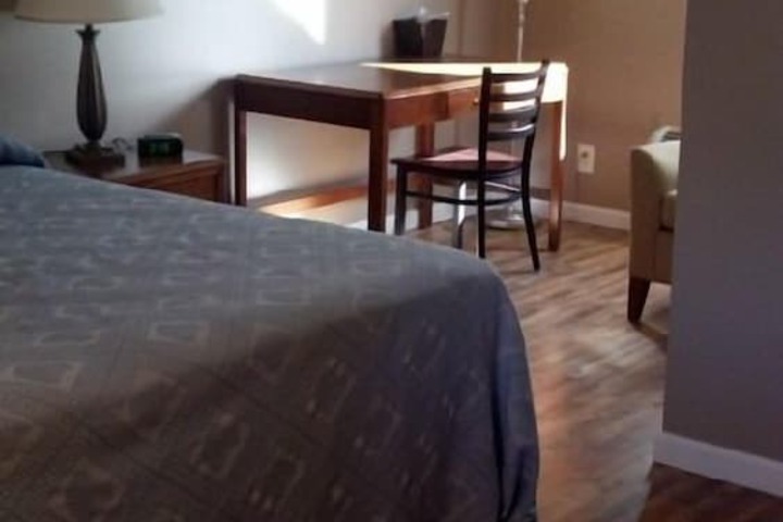 Room 6 of 8