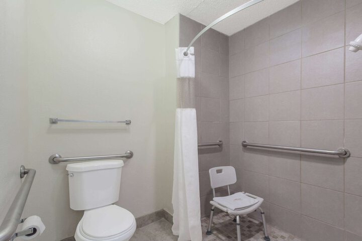 Room 6 of 8