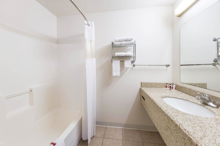 Room 32 of 40