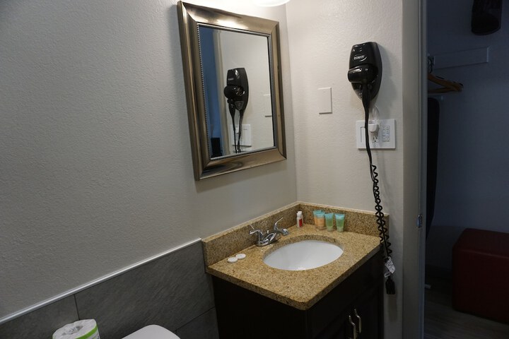 Room 28 of 65