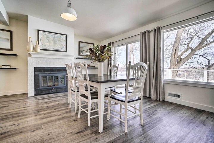 Cozy Plymouth Cottage w / Medicine Lake View!