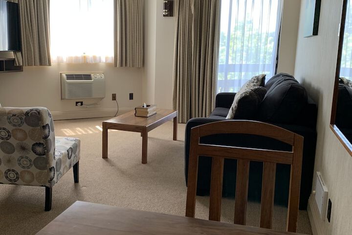 Coachman Inn & Suites