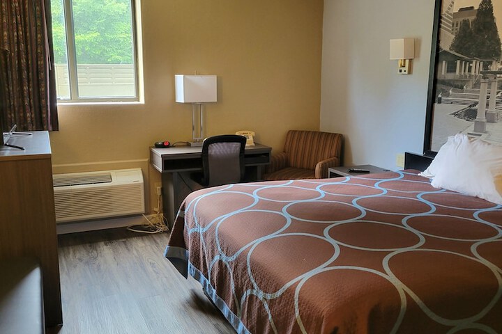 Room 13 of 18