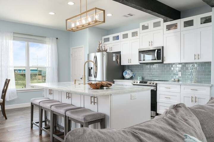 Sunrise Paradise 3 Bedroom Home by RedAwning