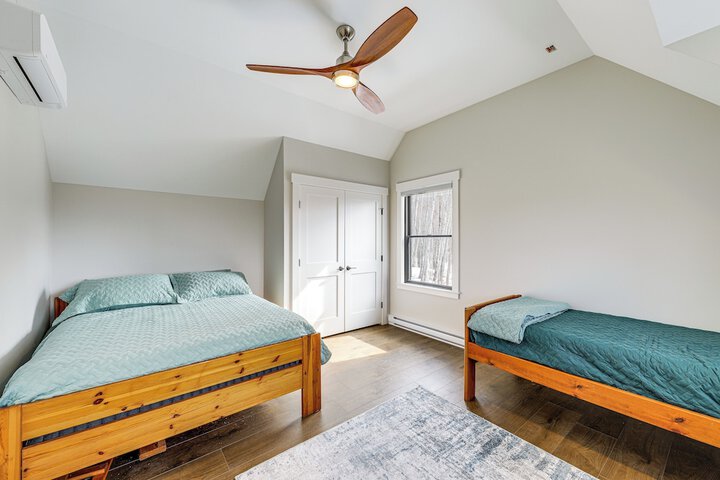 Mountain-view Home in Stoneham w / Hot Yoga Studio!