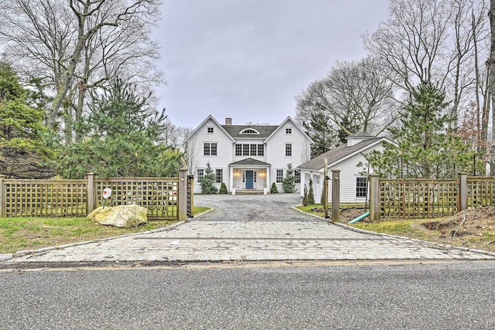 Shelter Island Retreat w / Outdoor Pool!