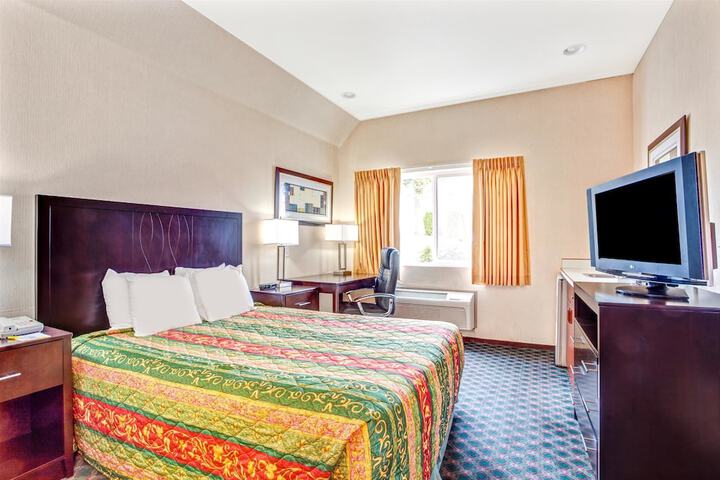 Days Inn by Wyndham Seattle Aurora